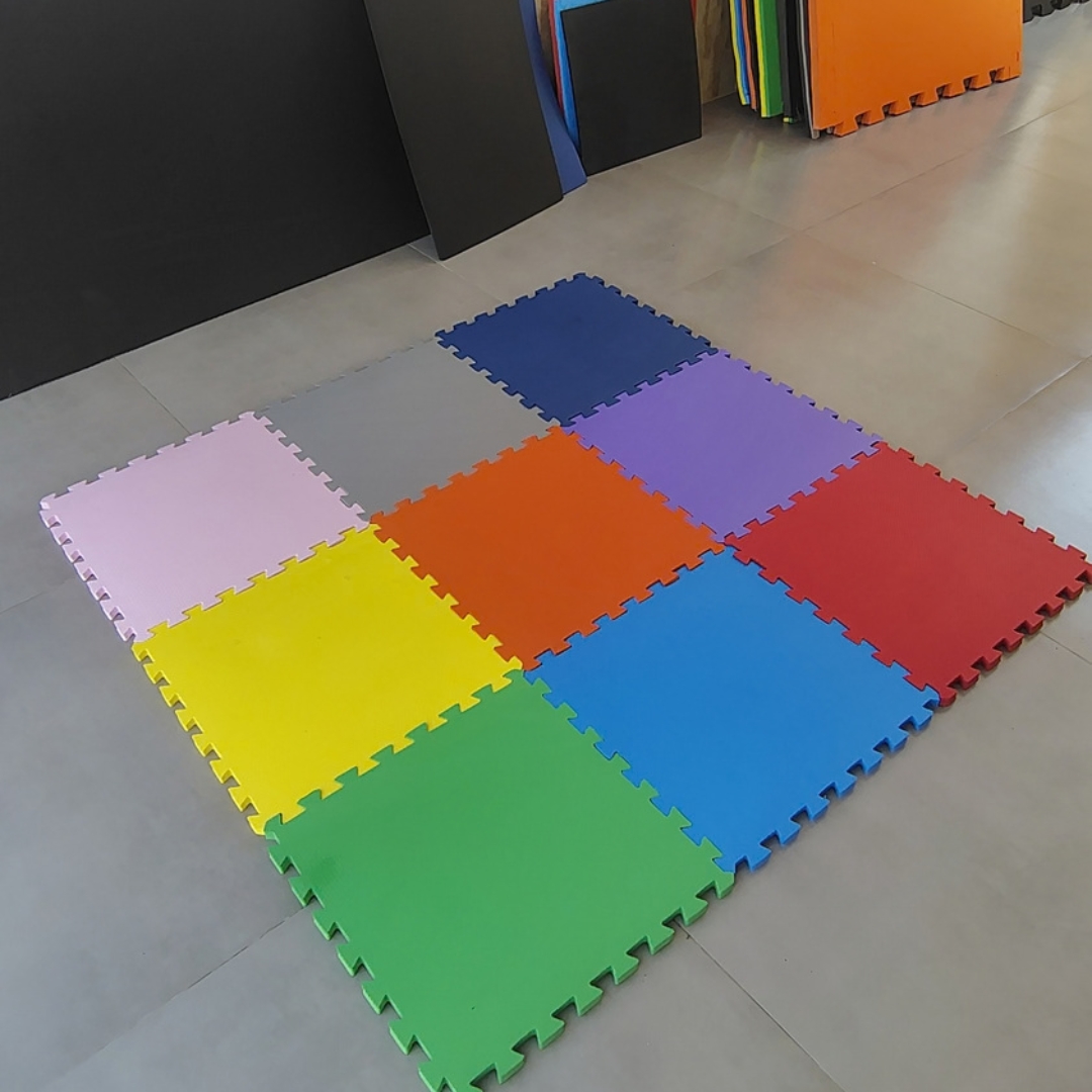 Tatames coloridos em exposição na L&B
